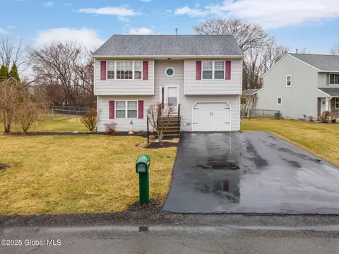10 Gordon Ct, Rensselaer, NY 12144