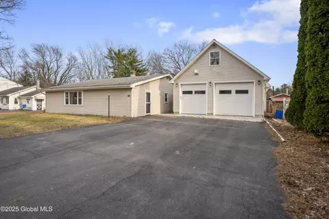26 Cottage Ln, Selkirk, NY 12158
