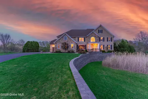 1014 Catherines Woods Dr, Niskayuna, NY 12309