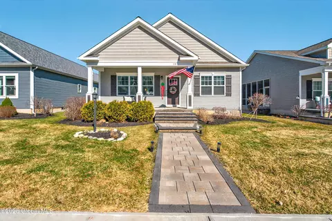 28 Vettura Ct, Malta, NY 12020