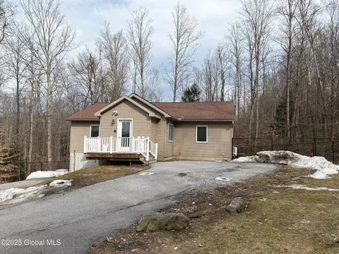 5306 Crooked St, Broadalbin, NY 12025