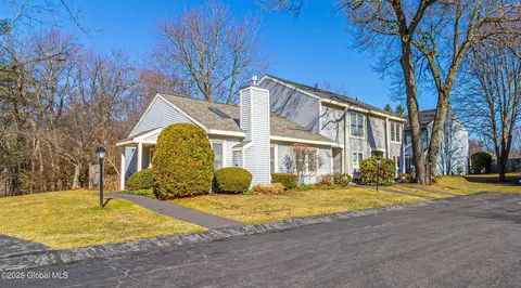 4 Putnam Ct, Halfmoon, NY 12065