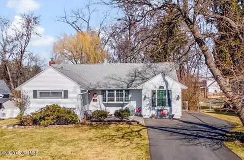 2241 Webster Dr, Niskayuna, NY 12309