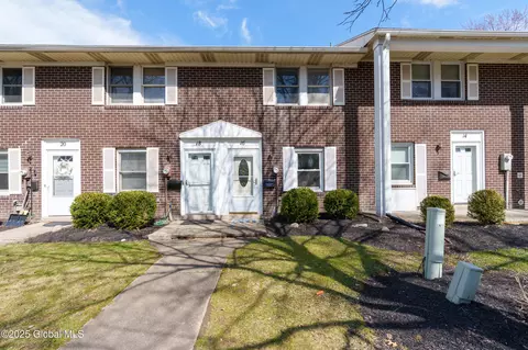 16 Maxwell Dr, Troy, NY 12180