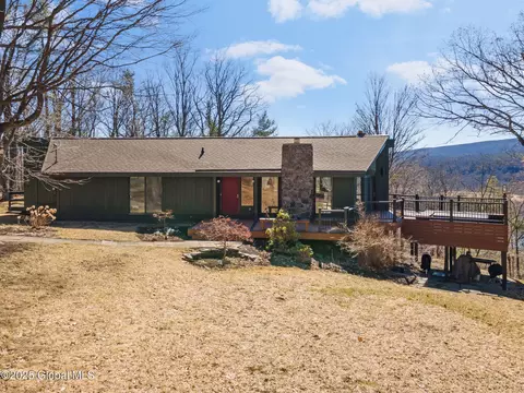 29 High Meadow Ln, Voorheesville, NY 12186