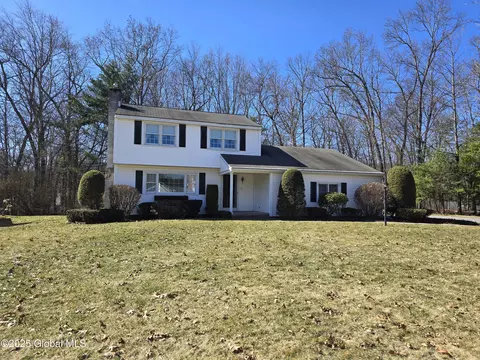 10 Greenwood Ln, Queensbury, NY 12804