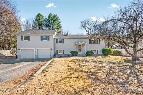 101 Rainbow Trl, Queensbury, NY 12804