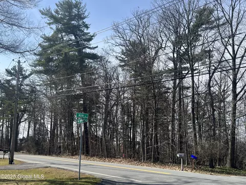 2239 Van Antwerp Rd, Niskayuna, NY 12309