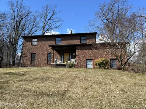25 Mcdonald Ln, Rensselaer, NY 12144