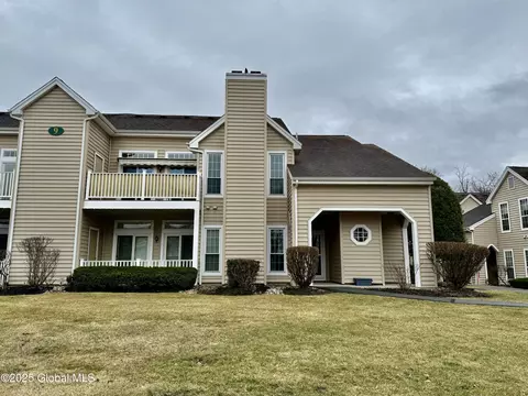 922 Hampton Place Blvd, Troy, NY 12180