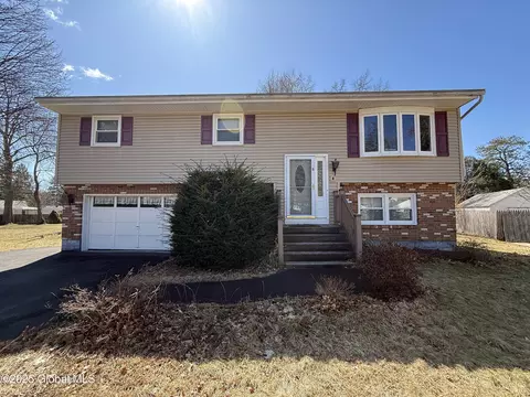 5 Lynn Dr, Colonie, NY 12205