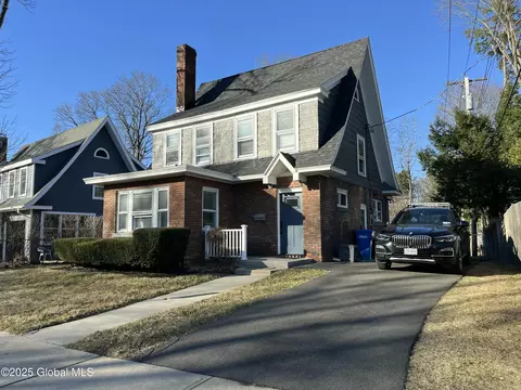 1 Freeman Rd, Albany, NY 12208