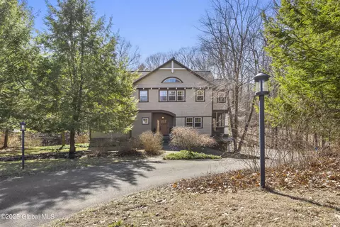 108 Deanna Ct, Niskayuna, NY 12309