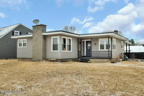 15 Carleton Ct, Glens Falls, NY 12801