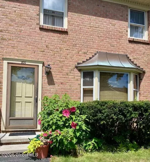 200 Williamsburg Ct, Albany, NY 12203
