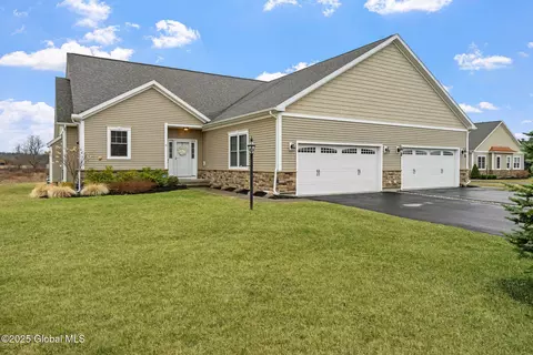 6 Elena Ct, Mechanicville, NY 12118