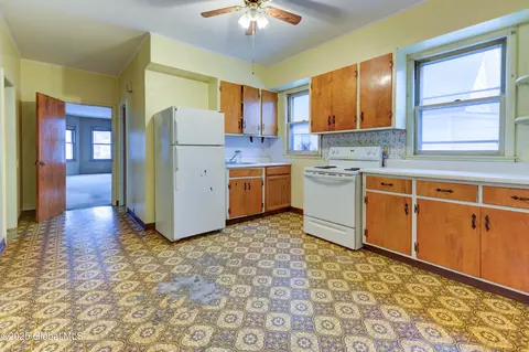 127 Mcclellan St, Schenectady, NY 12304 photo 21