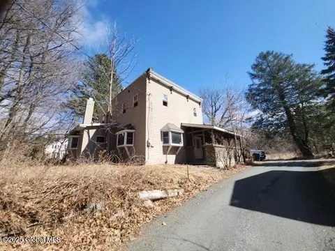 8 Pickering Ln, Troy, NY 12180