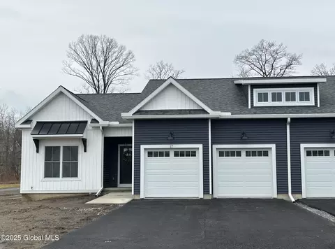 17 Kelts Farm Rd, Niskayuna, NY 12309