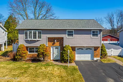 10 Georgia Ct, Rensselaer, NY 12144