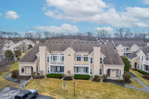 913 Hampton Pl Blvd, Troy, NY 12180