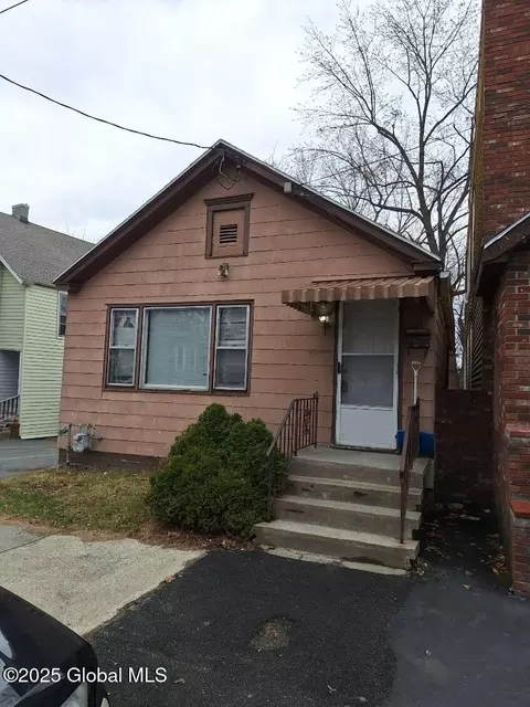 15 Lincoln Ave, Cohoes, NY 12047