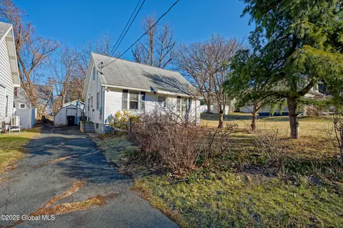 12 Jesse Ct, Troy, NY 12180