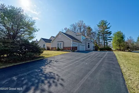 82 Killarney Dr, Niskayuna, NY 12309