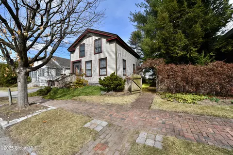 21 Andrews St, Saratoga Springs, NY 12866