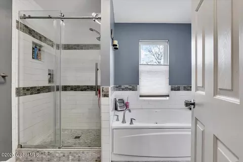 Bath - 19 Sandy Ln, Selkirk, NY 12158 photo 3 of 4