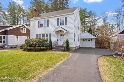 14 Fernbank Ave, Delmar, NY 12054