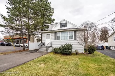 2 Lincoln Ave, Colonie, NY 12205