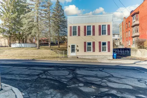 4 Hamilton Pl, Cohoes, NY 12047