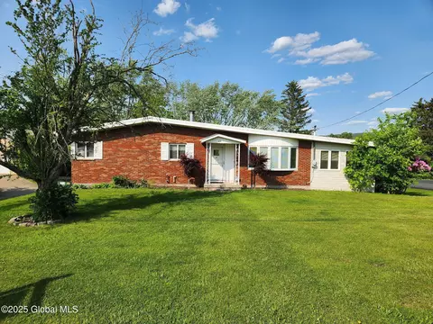 29 Abbott Dr, Poestenkill, NY 12140
