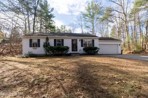 18 Castlewood Dr, Saratoga Springs, NY 12866
