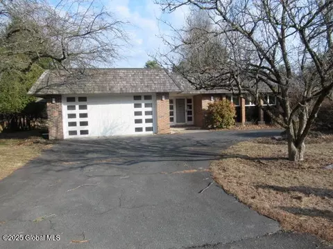 7 Meadowbrook Ln, Troy, NY 12180