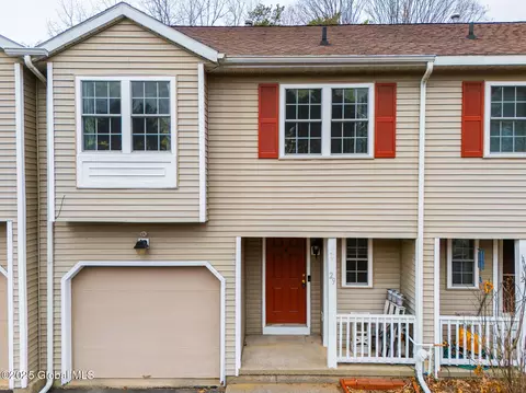 29 Fairwood Dr, Queensbury, NY 12804