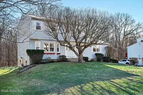 125 Horizon View Dr, East Greenbush, NY 12061