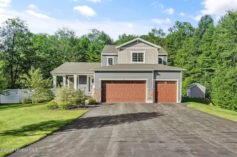 3 Grace Ct, Clifton Park, NY 12065