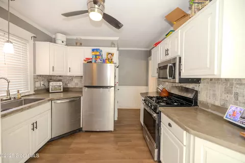 Kitchen - 1145 Keyes Ave, Schenectady, NY 12309 photo 2 of 4