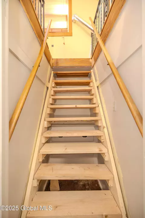 Entry Way - 1145 Keyes Ave, Schenectady, NY 12309 photo 4 of 6