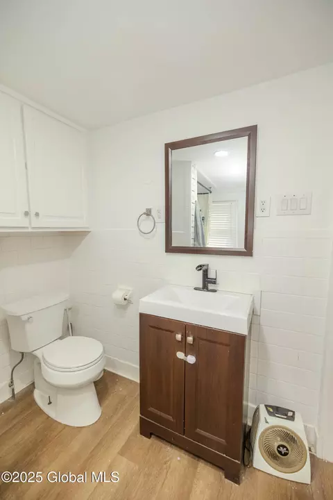 Bath - 1145 Keyes Ave, Schenectady, NY 12309 photo 3 of 5