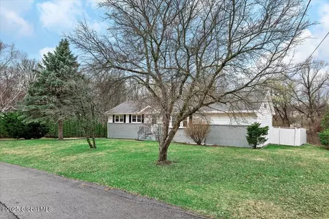 11 West Dr, Ballston Lake, NY 12019