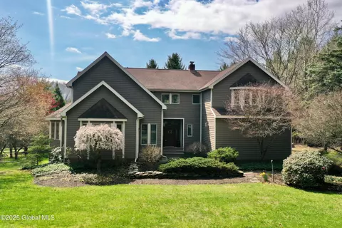 212 Anthony Rd, Halfmoon, NY 12065