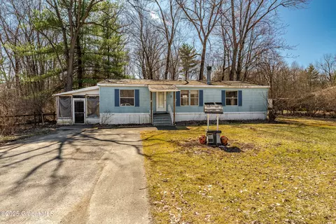 7 Oak Ave, Malta, NY 12020