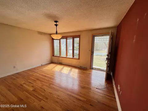 Living - 1028 Peter Rd, Schenectady, NY 12303 photo 2 of 3