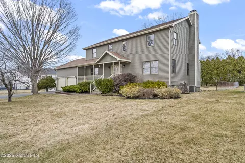25 Valleywood Dr, Niskayuna, NY 12309