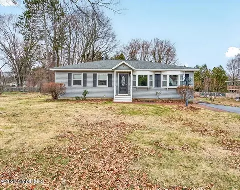 6 Dawn Dr, Glenville, NY 12302
