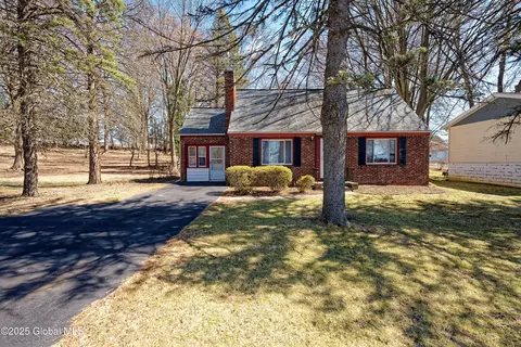 7 Forrest Dr, Rensselaer, NY 12144