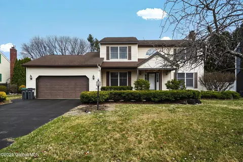 13 Wellesley Ct, Loudonville, NY 12211